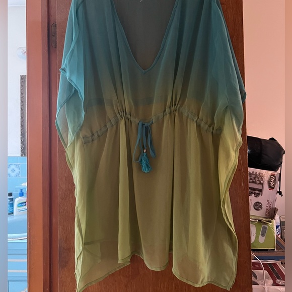 Ombré coverup - Picture 2 of 7